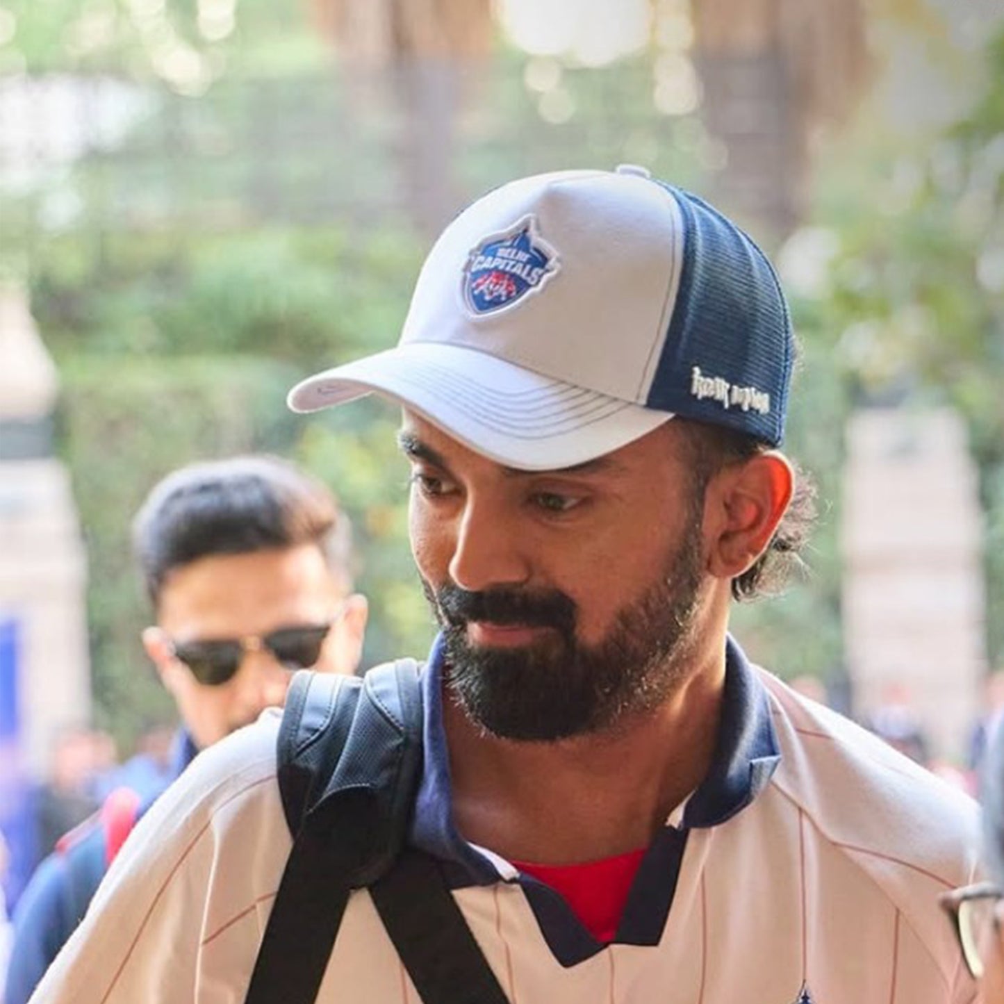 Valientecaps Delhi Capitals classic trucker hat with adjustable strap and team logo on front, black and red design.