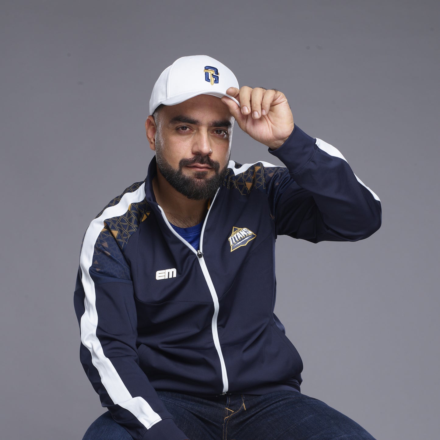 Valientecaps GT white baseball cap with curved brim and adjustable strap, front logo embroidery, casual sporty style